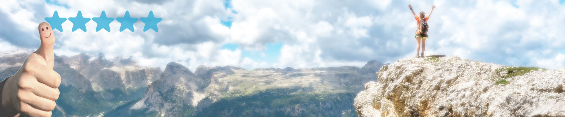Hochgereckter Daumen mit aufgemaltem Smiley, daneben 5 Sterne, im Hintergrund eine Berglandschaft